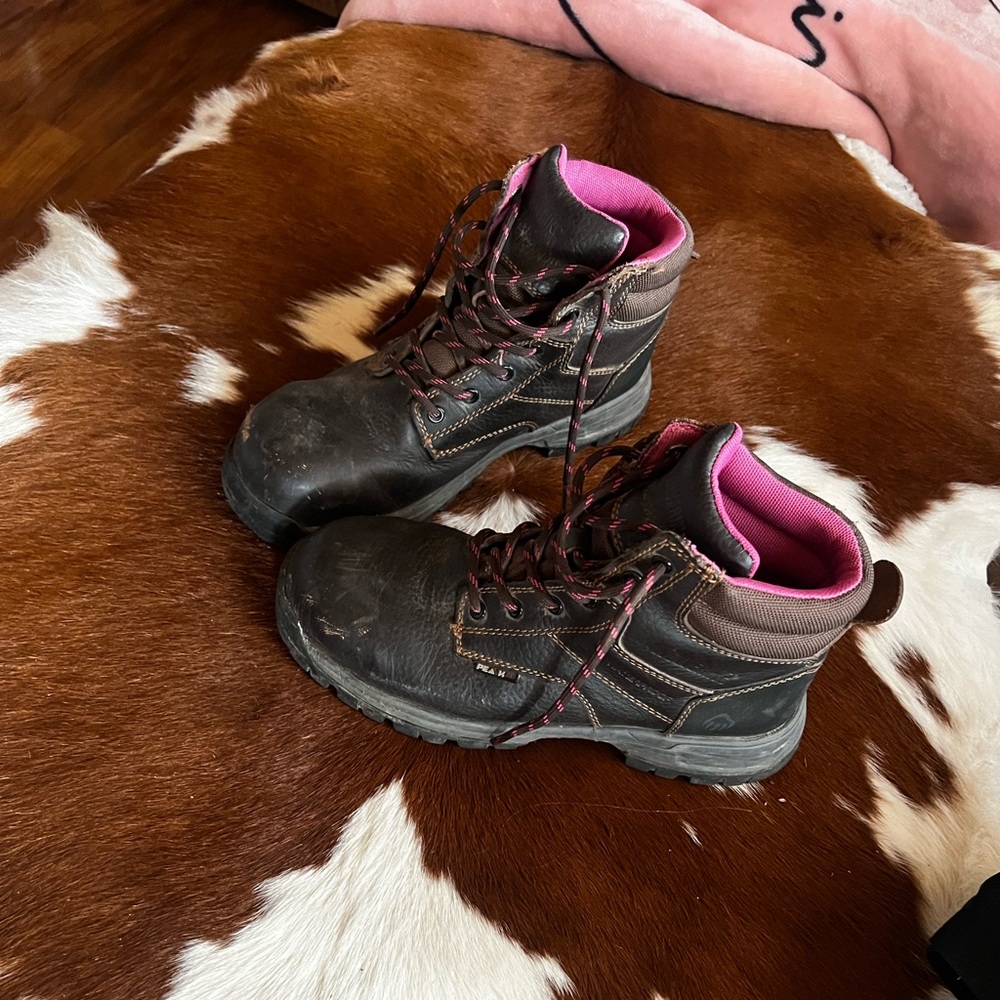 Size 7 steel toe Wolverine boot